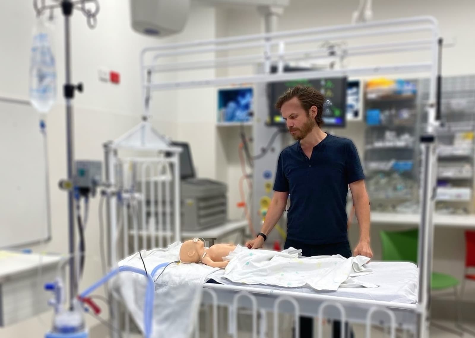 A TEL RolePlay actor working with a paediatric patient simulator in a clinical training ward
